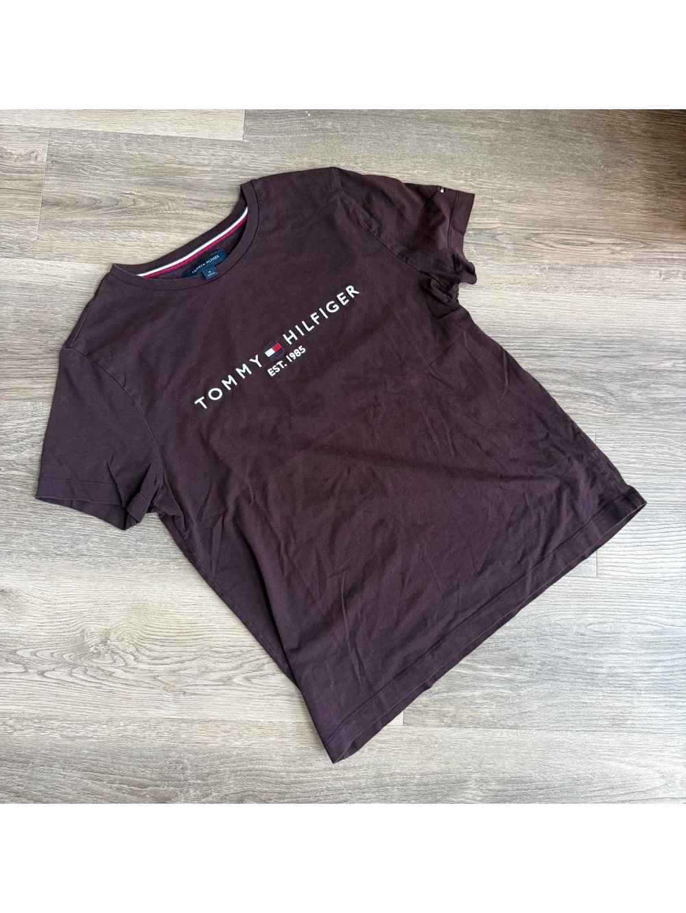 Tommy Hilfiger Men's Medium Brown Logo T-Shirt - Classic Casual Cotton Tee